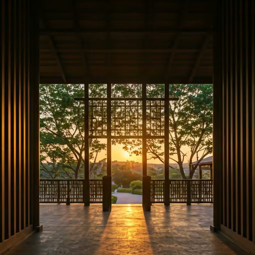 夕阳透过木结构庭院,照亮本地接待场地